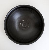 荒賀文成：黒釉七寸馬たらい皿