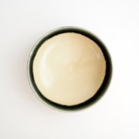 増渕篤宥：キナリ釉小鉢（縁青）