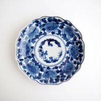 萠窯：六寸輪花皿（染付牡丹唐草）