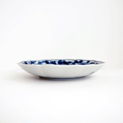 画像2: 萠窯：六寸輪花皿（染付牡丹唐草）