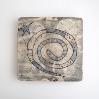 清水しおり：三ツ足角台皿（a）