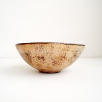 山本哲也：鉄釉白泥彩たわみボウル