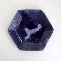 吉川仁：藍彩六角皿（c）